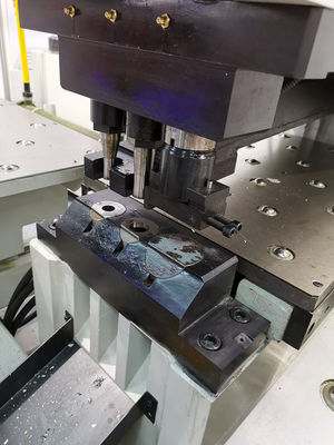 เครื่องเจาะเพลท CNC ไฮดรอลิก เครื่องเจาะเพลท CNC 3 สถานีตาย
