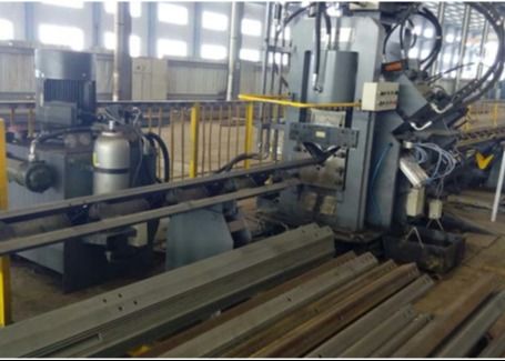เครื่องเจาะ มาร์ค ตัด ไฮดรอลิก CNC อัตโนมัติความเร็วสูง 3 แกน CNC เจาะมุม แผ่นเชื่อมต่อเหล็กสำหรับสื่อสาร