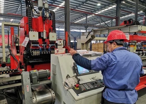 4000 - 8000 มม ความยาวรถยนต์ขอบยาว แผ่นเรียบ 1200KN ความแรงนามหมาย CNC Punching Production Line รุ่น FPCP120