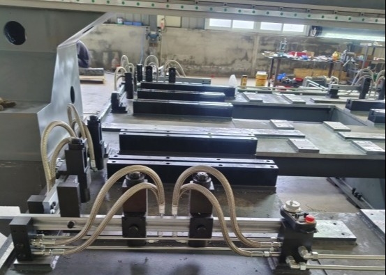 เครื่องเจาะแผ่น CNC อัตโนมัติ แรงหนีบ 7.5KN ร่อง T กว้าง 28 มม. กำลังไฟระบายความร้อน 0.45KW