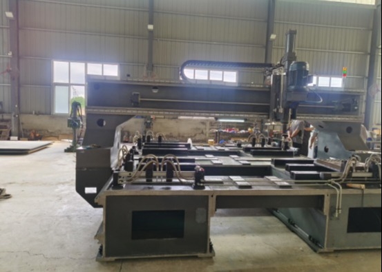 เครื่องเจาะแผ่น CNC อัตโนมัติ แรงหนีบ 7.5KN ร่อง T กว้าง 28 มม. กำลังไฟระบายความร้อน 0.45KW