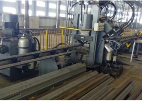 Φ26 × 12 แม็กซ์ การเจาะ CNC มุมโลหะ การเจาะ การตราและตัดเส้น 3 CNC แกน