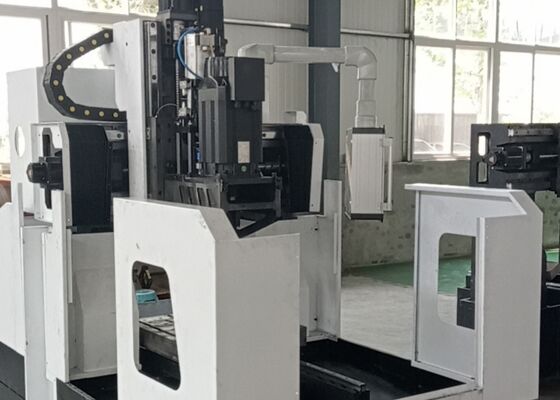 การใช้งานอุตสาหกรรม Gantry CNC เครื่องเจาะแผ่นและเครื่องบดด้วยเครื่องขนส่งชิป