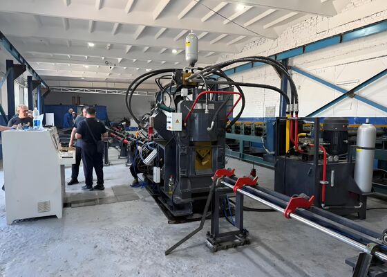 เครื่องเจาะ CNC สำหรับเสาส่งแรงดันไฟฟ้าสูงพิเศษสำหรับมุม แรงกด 630KN