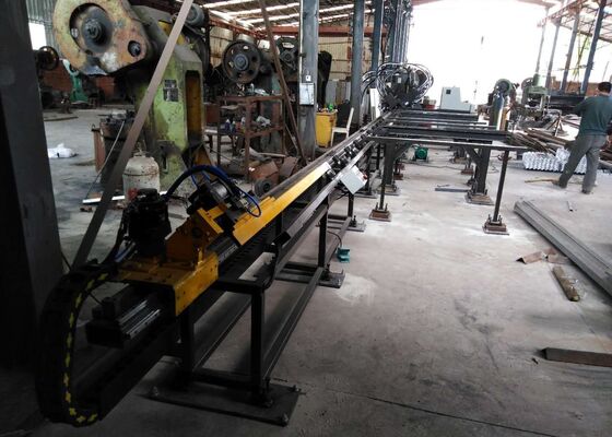 ส่วนประกอบการผลิตขนาดใหญ่ Cnc Flat Steel Channel Steel Punching Typing Machine 3 แกน