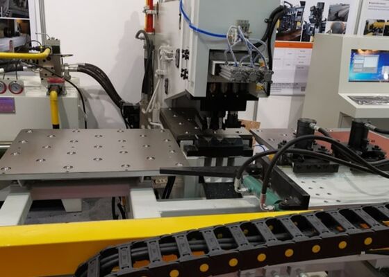 180 มิลลิเมตรการกระแทกของเจาะสปินด์ Cnc เครื่องเจาะแผ่นสําหรับ Tower การส่ง