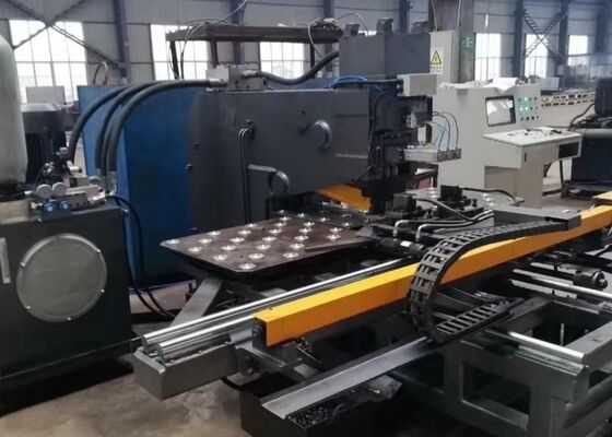 180 มิลลิเมตรการกระแทกของเจาะสปินด์ Cnc เครื่องเจาะแผ่นสําหรับ Tower การส่ง