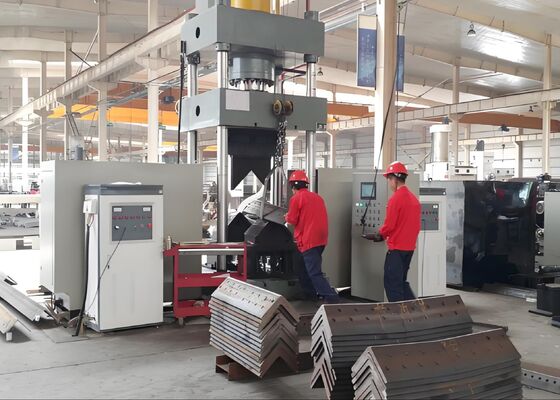 เครื่องดัดมุม CNC ระบบทำความร้อนถังน้ำมัน 3150KN ใช้ในอุตสาหกรรมหอเหล็ก